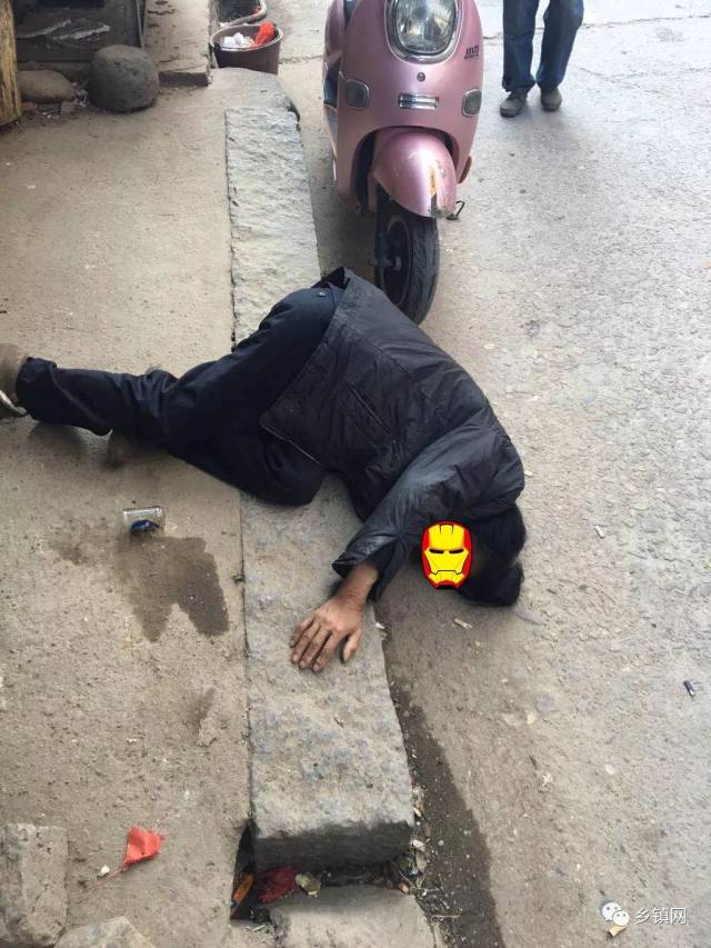 度尾老醉汉酒醉摔倒 头朝下 扭着脖子 吓坏路人