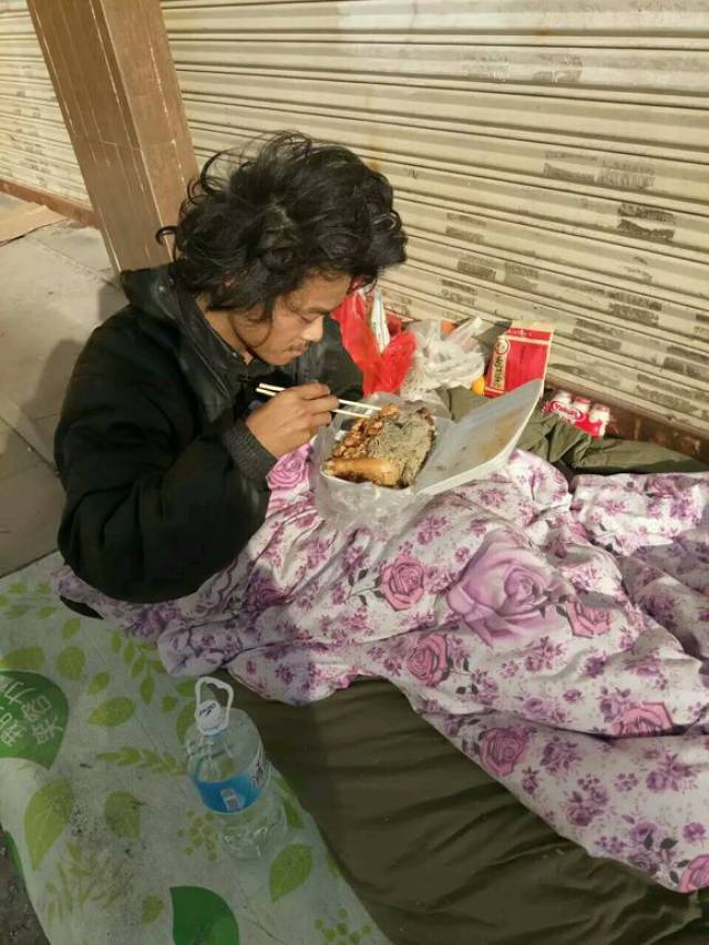 深圳"三和大神"皮裤哥:兄弟别去,那是黑厂,我们克上网