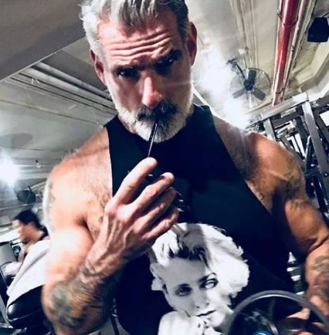 老男人要是骚起来,真没年轻人什么事了!
