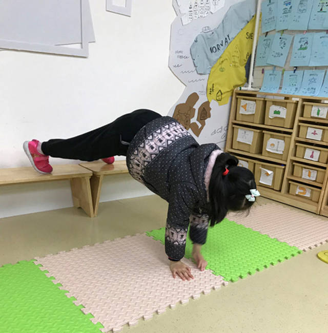 这项运动游戏不仅锻炼了孩子们手眼脚的协调能力和胆量,还让孩子们