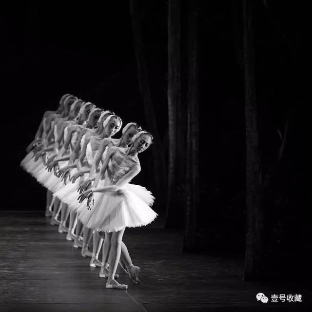 在观众看来,女演员脚上那粉红色的芭蕾舞鞋是那么优美高雅,轻松愉悦.