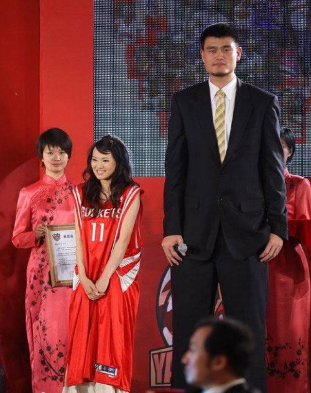 与姚明合影时如何避免尴尬?乔丹麦迪变矮人,杨幂和刘翔却赢了