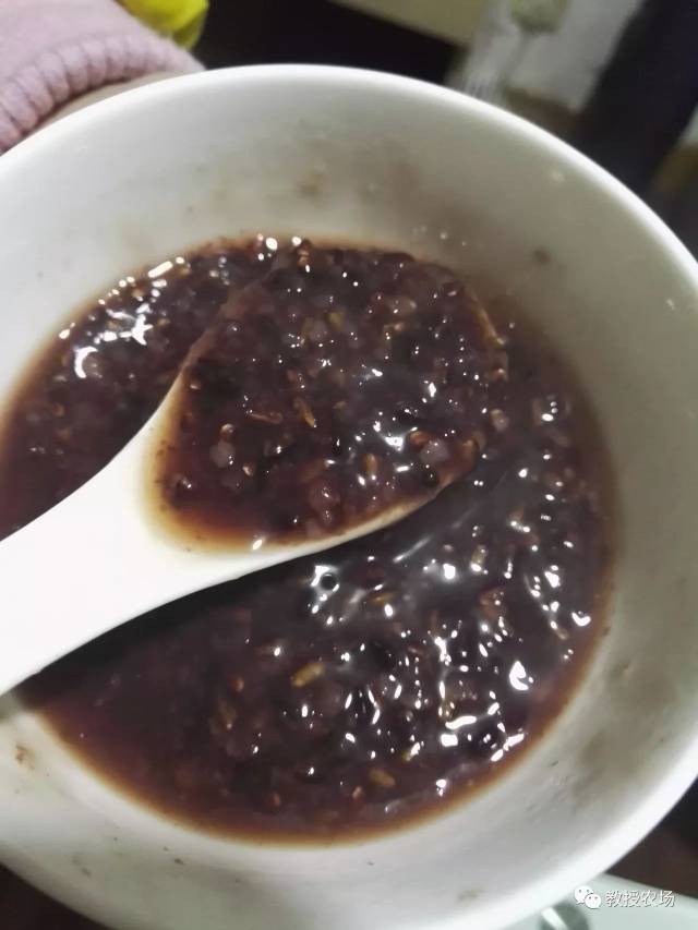 用黑糙米煮成的黑米粥.