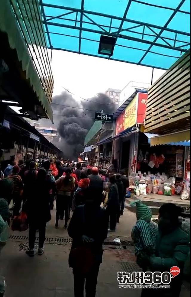 今天,钦州一小区工地浓烟冲天引来数辆消防车,还有更严重的