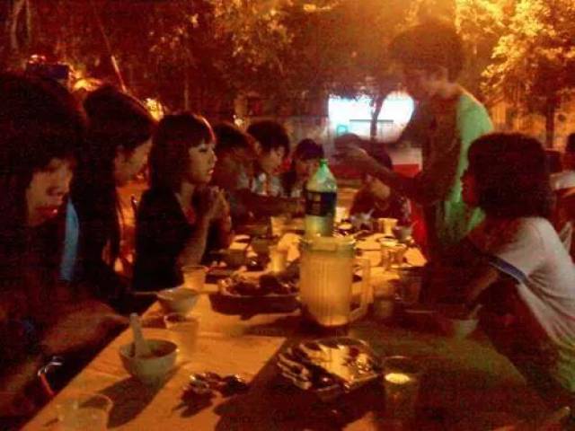都有吃宵夜的习惯,特别是南方地区,夏天太阳落山后,夜市上美女如云