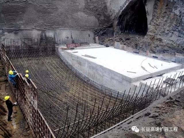 长益扩容2标乌山隧道仰拱钢筋施工现场