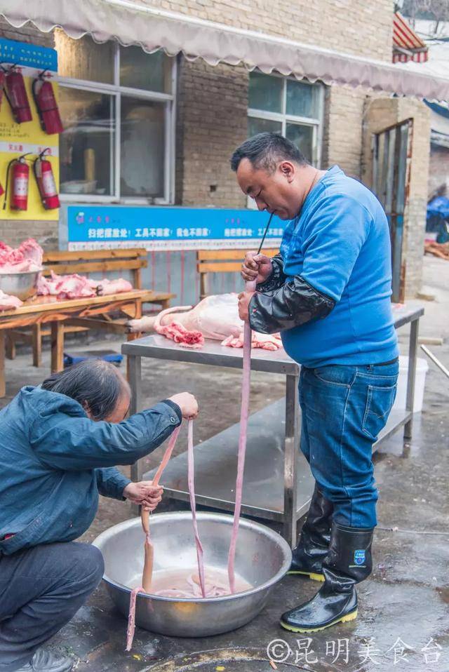 昆明人民西路上的杀猪饭,400斤野猪压歪汽车,场面壮观