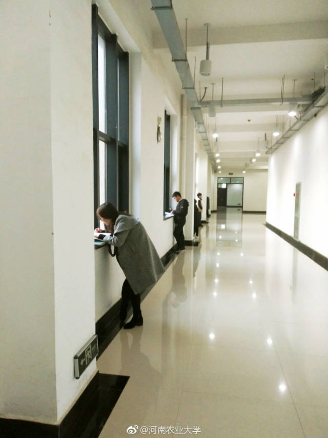 2017年期末,贵州遵义师范学院在食堂中复习的学生们(来源:@__queentty