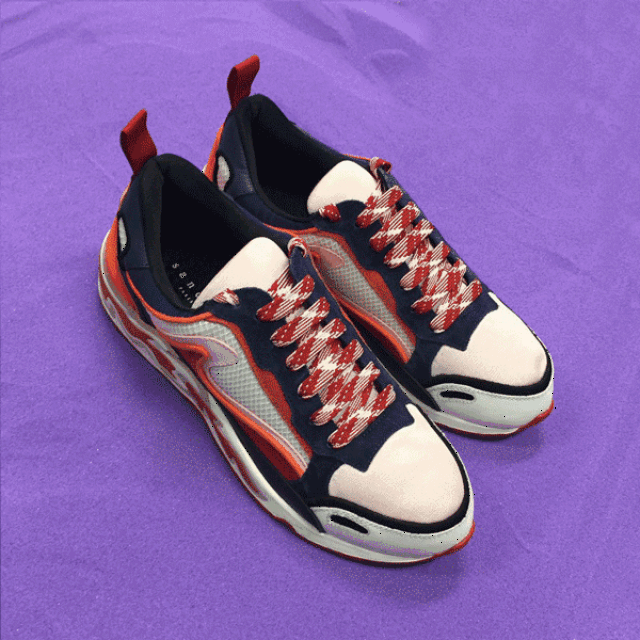 这双鞋的鞋面可以说很适合年轻的潮人,格纹鞋带与鞋身完美配合,且鞋子