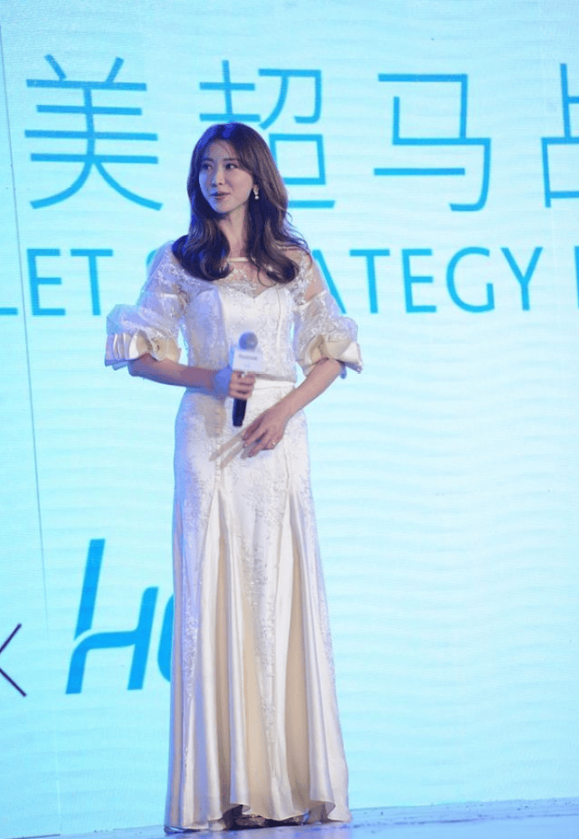 林志玲穿透视裙现捞金活动,网友:这凸起的小腹