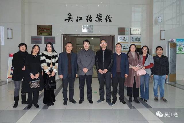 泗阳客人参观吴江名人馆(左一为泗阳县档案局局长刘万里,左二至四