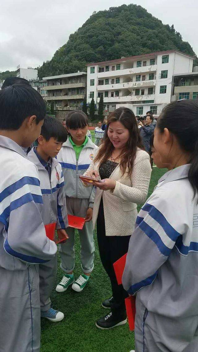 爱心之旅"捐资助学及经贸考察活动,深入到六盘水市钟山区保华中学