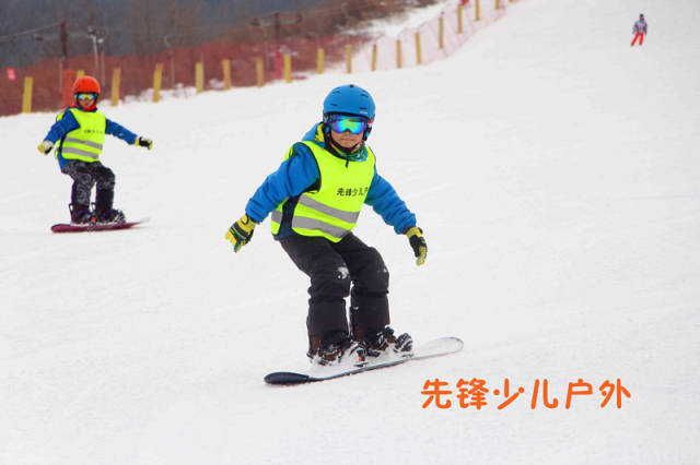 儿童单板滑雪水平和年龄有关系吗---先锋少儿户外