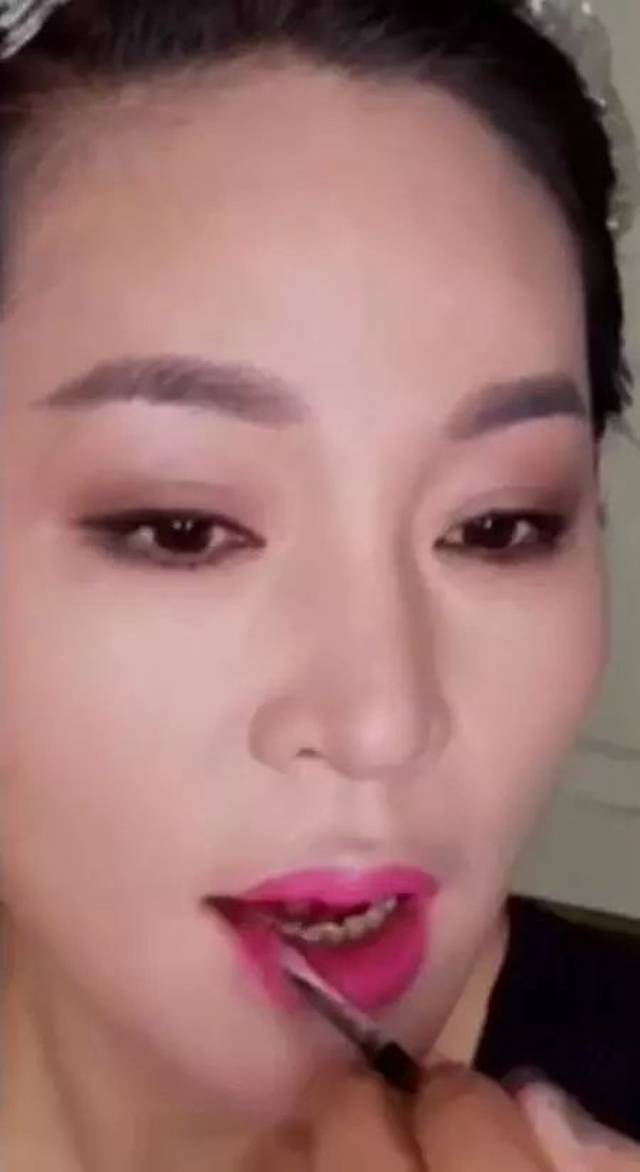 看50岁女人如何化妆?