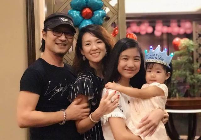 谁能想到台上那个粗犷豪迈的汪峰,在老婆女儿面前居然这么温柔可爱啊!