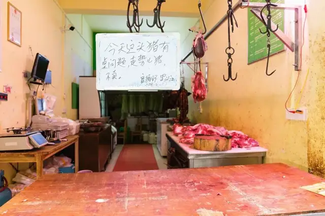 遵义湄潭这家猪肉店老板将几百斤猪肉当街丢弃,为了啥