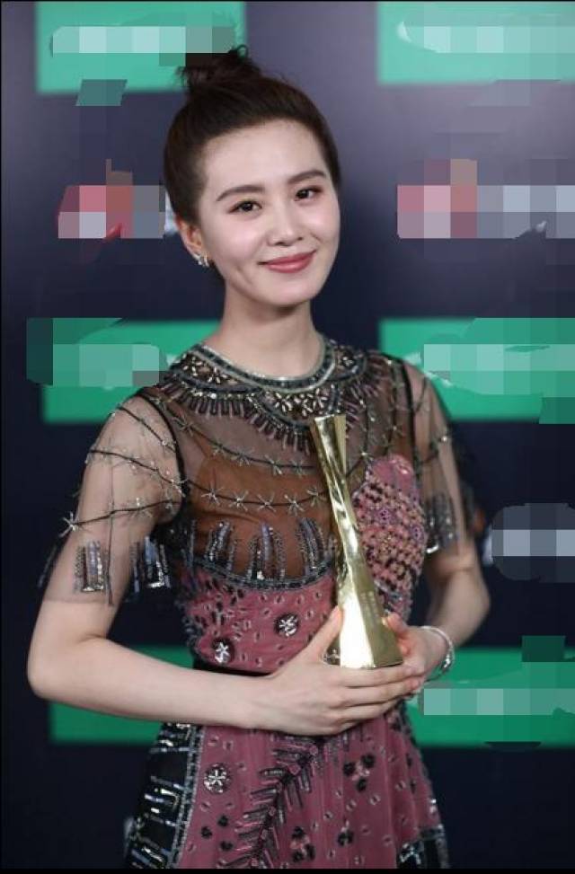 昨晚"微博之夜"刘诗诗是与杨幂杠上了吗?不仅抢话题还