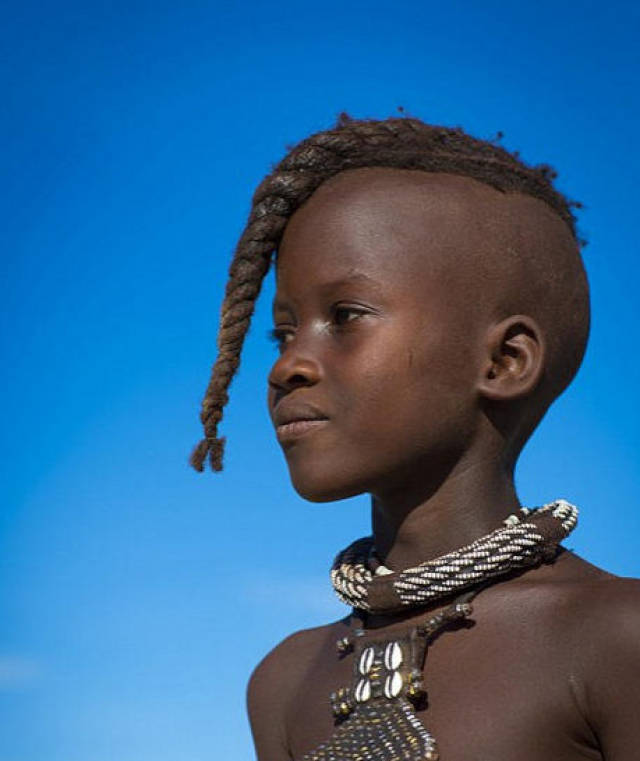 有些非洲男性对发型也非常重视,图中非洲小男孩将头发编在了前面,难道