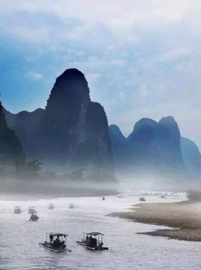 寻一处江山美景,点一盏心灯 拈清诗行,灯亮起时浅笑吟唱