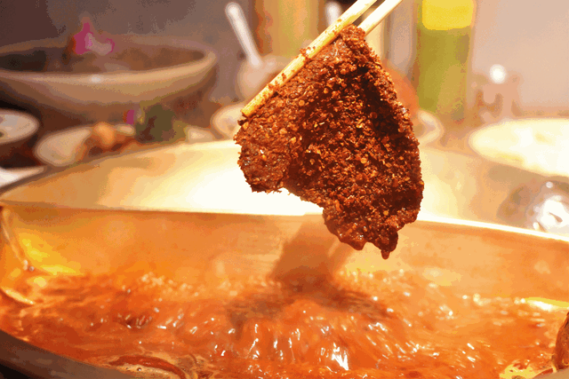过瘾 牛肉在烫涮后表面的辣椒仍在 在刚入嘴的时候带着红汤的微辣