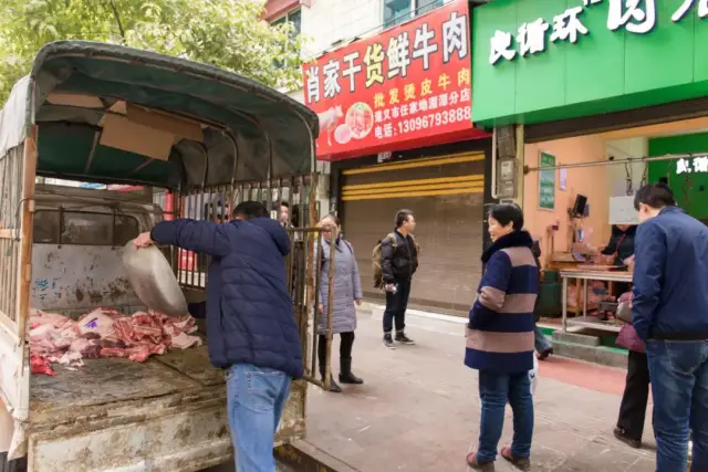遵义湄潭这家猪肉店老板将几百斤猪肉当街丢弃,为了啥?