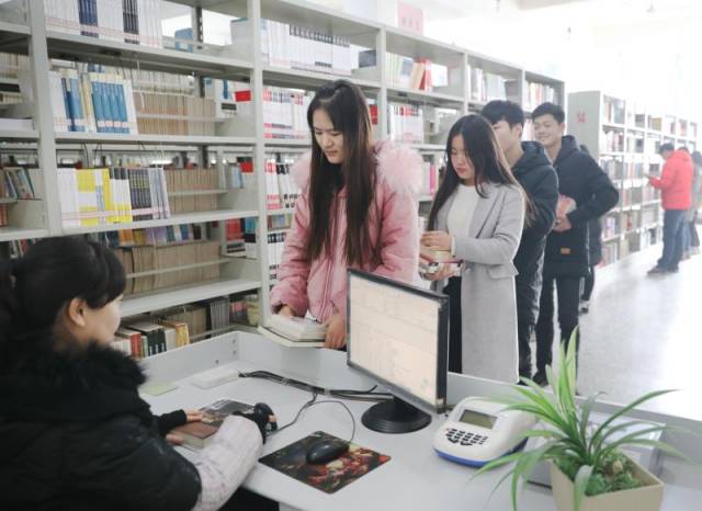 图书馆借书回家过年成郑州科技学院文化新风尚