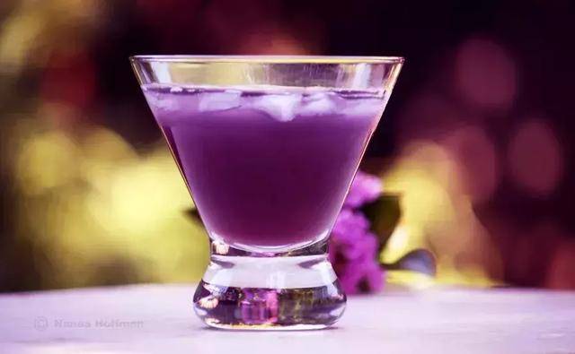 来一杯紫色鸡尾酒新的一年大红大紫