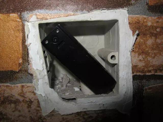 河北小情侣入住日租房,无意中发现居然有微型