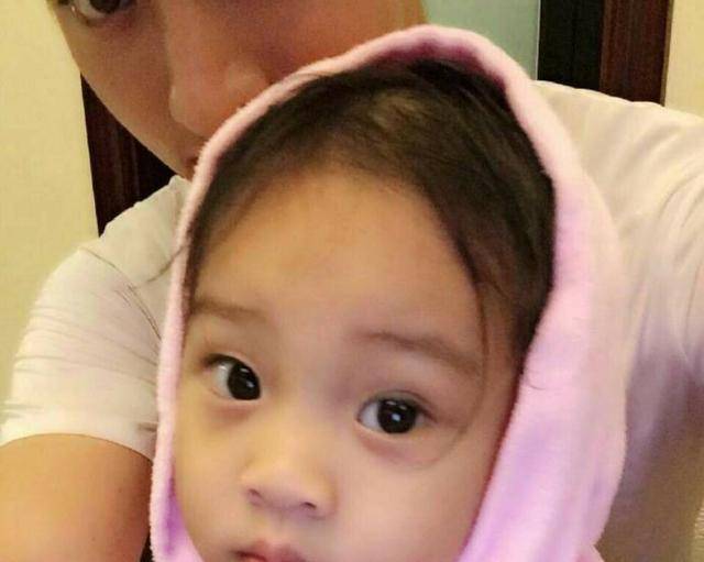 贾乃亮曾为李小璐打过十个耳洞,但他做的最非主流的事,还是这个
