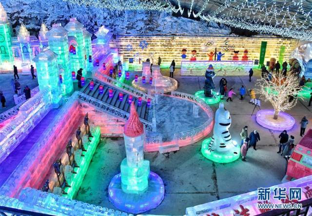 本届冰灯艺术节展区布置以2019北京世园会和2022北京冬奥会为主线,以