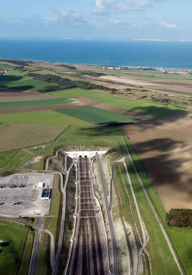 英法海峡最近距离是三十多公里,自1994年起由海底隧道连接.