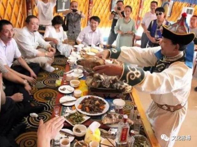 【蒙古族民俗】到蒙古包里做客,这些礼节可要记得,多少人弄错了?