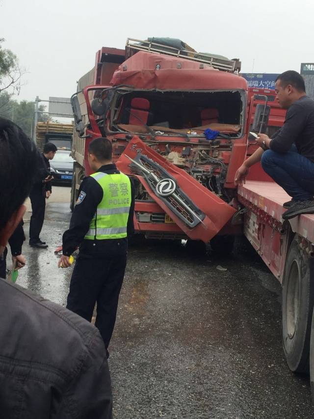 在两大车相撞同一路段,一辆轿车追尾一辆货车