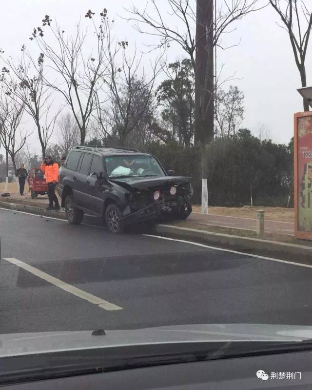 荆门城区碧桂园附近路段两车相撞,一人不幸遇难!现场惨烈!