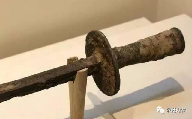 此人手握一把金锏 锏上刻有九条盘龙:打死一位皇帝减少一条龙