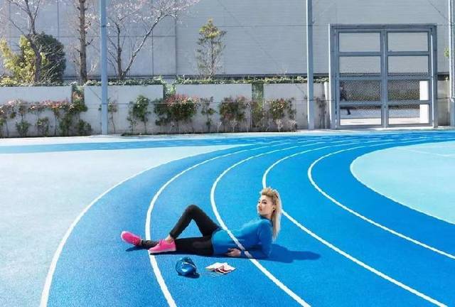 酷!这个摄影师让模特在环境中“消失”