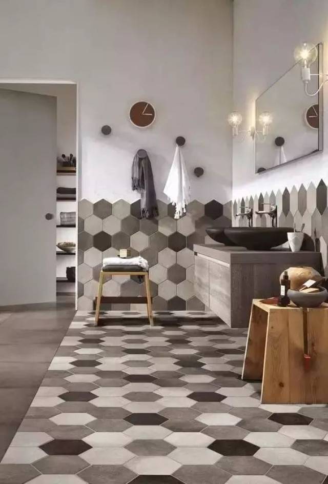 在浴室墙面大量铺贴六边形瓷砖,延伸到地面上和木地板混搭,视觉效果也