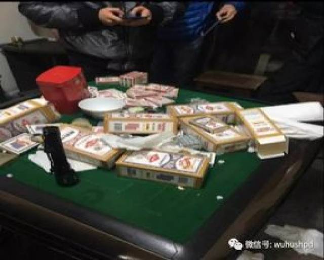 图为警方在小区棋牌室查获赌具和赌资