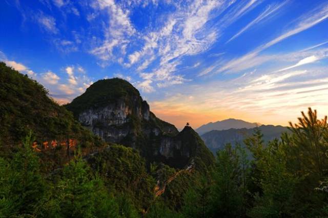 当晚17:00出发前往【张飞庙】,游览张飞庙夜景,体验历史风情,赏云阳