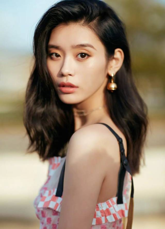 奚梦瑶毕业于东华大学