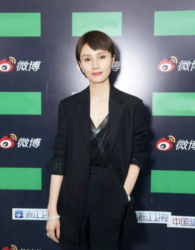 在微博之夜的红毯上,袁泉老师似乎也延续了这样的风格.