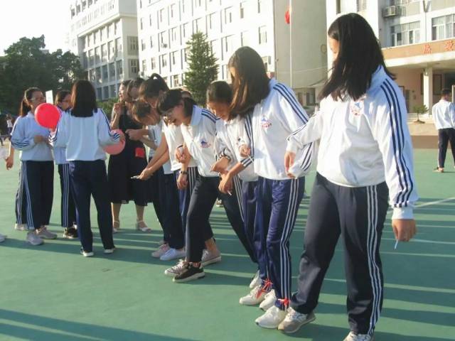 no006 学校:六都中学 年级专业:高二 校服特色:蓝白色的校服,流线型的