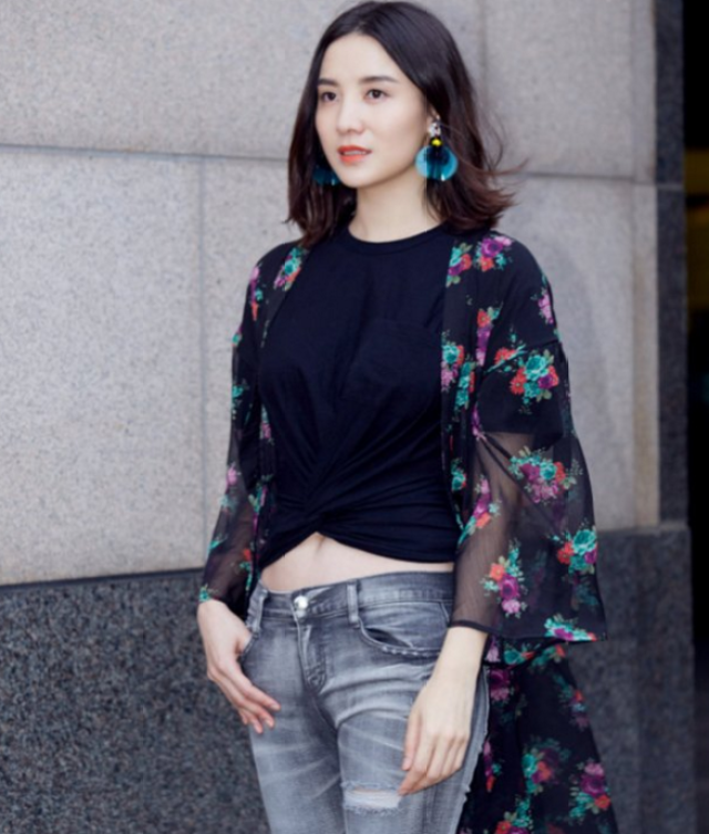 不仅拥有高颜值高身材,宋佳还是圈内有名的会穿衣服女星.