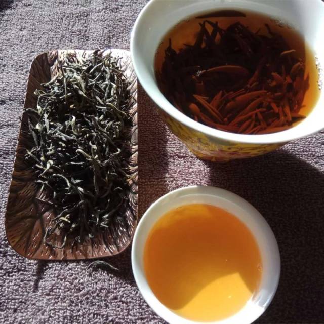 仿制的金骏眉一般通体颜色金黄,或黑茶芽中混入一部分黄茶芽,绒毛