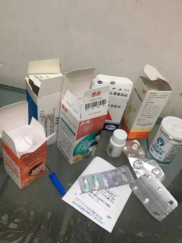 还配了两张照片,一张是一堆药物,一张是用稚嫩笔迹在便笺上写的"药单"