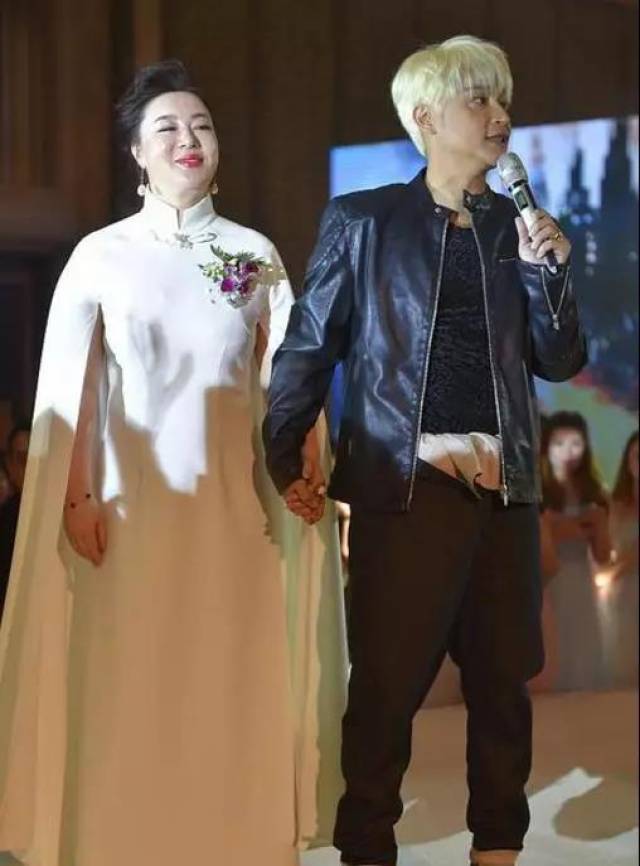 近日网上曝出陈志朋参加某商演的图片,照片中的陈志朋牵着女老板的手