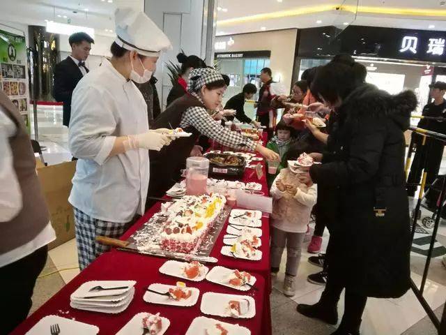 试吃活动正式开始,十人一组进入活动品尝区域进行美食品尝