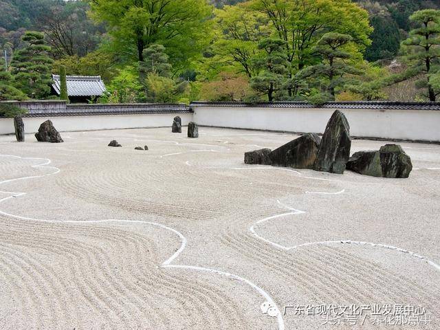很多日本的寺院都用这种枯山水风格设计 满满的禅意