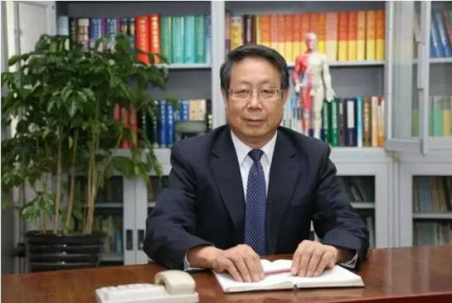 现任天津中医药大学中医学院院长,中西医结合骨科学院执行院长,针灸