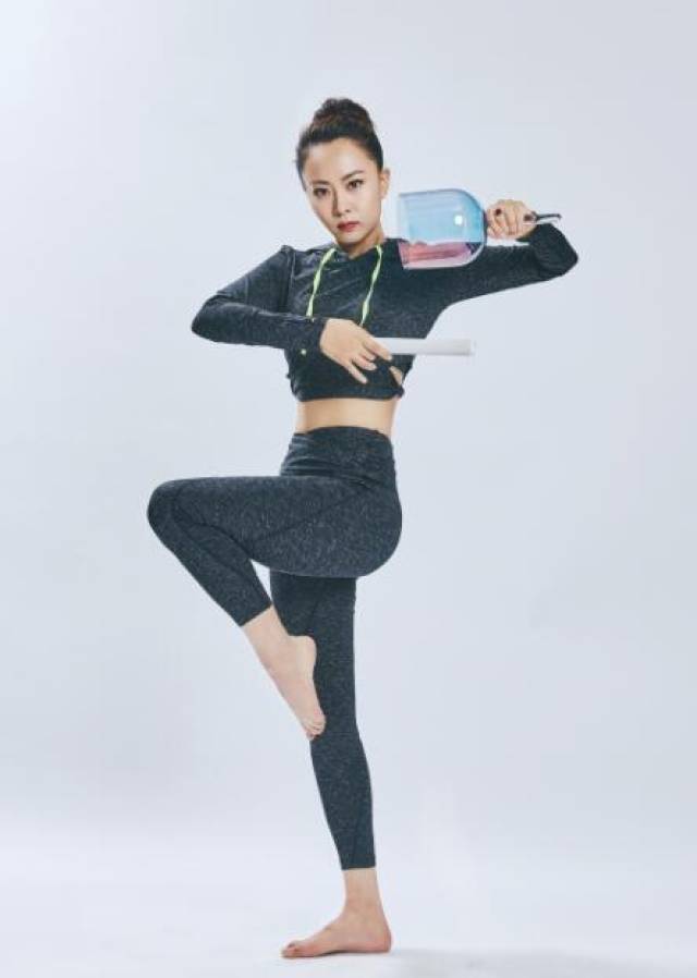 王珞丹的漂亮姐姐曝光 是理财规划师还是瑜伽高手
